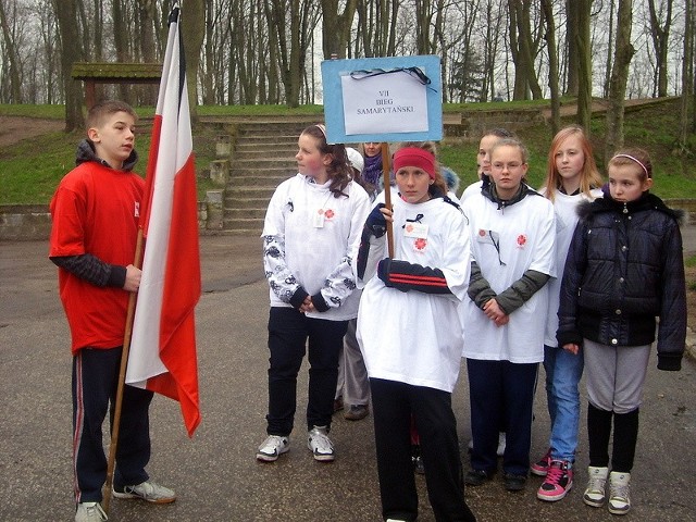 Na znak żałoby narodowej, uczestnicy biegu - który stał się marszem - nieśli flagę Polski z kirem