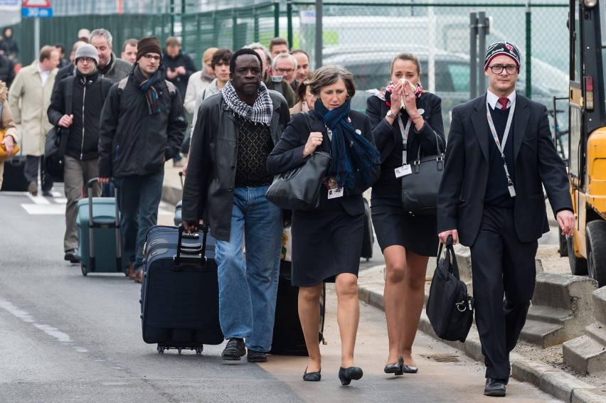 Pasażerowie opuszczają lotnisko w Brukseli
