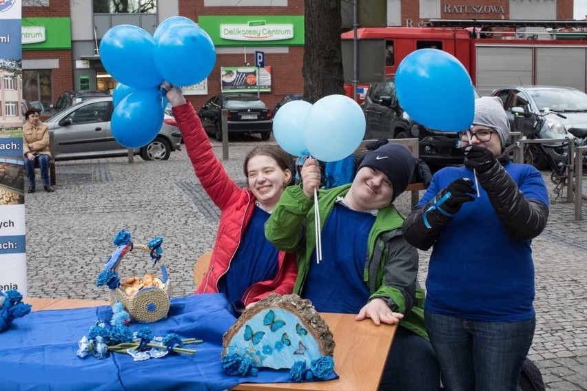 OREW sprawił, że Rynek Staromiejski w Stargardzie zrobił się cały niebieski 