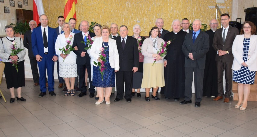 Złote gody w Czerwinie. Jubileusz 50-lecia par małżeńskich z terenu gminy Czerwin. 10.05.2022. Zdjęcia, wideo