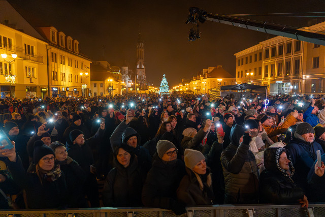 Sylwester Miejski 2024-2025 w Białymstoku. Białostoczanie bawili się na Rynku Kościuszki przy Blue Cafe, Sw@da x Niczos i nie tylko