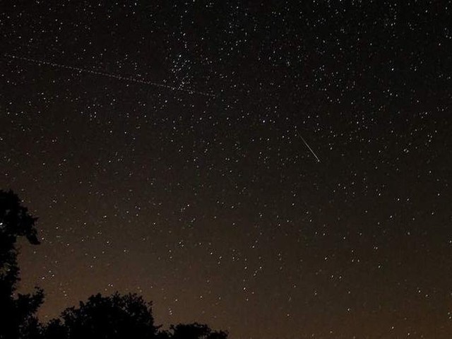 W sierpniu na niebie widoczne były wyrażnie Perseidy. Sfotografował je nasz Czytelnik