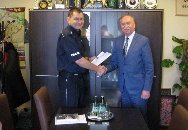 Komisarz Piotr Smoleń, komendant powiatowy policji w Nysie podpisał porozumienie z Janem Woźniakiem, burmistrzem Otmuchowa.