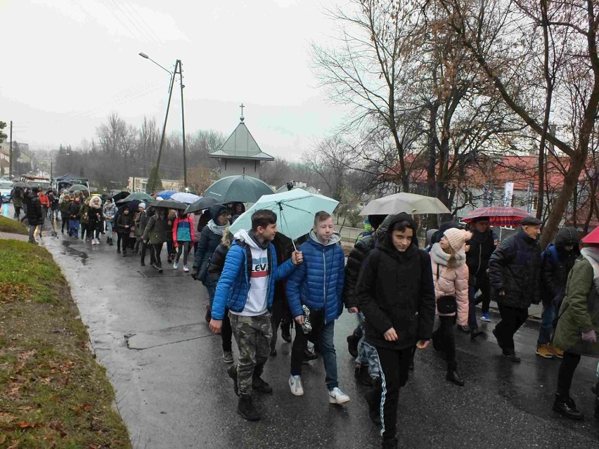 Uroczyste obchody Świętej Barbary w Starachowicach. Ulicami miasta przeszła procesja... w deszczu (ZDJĘCIA)