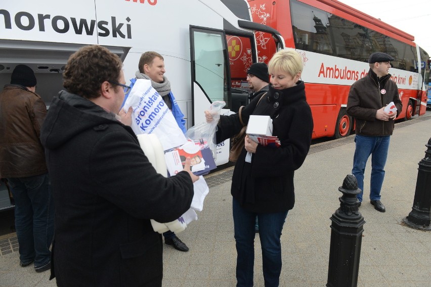 Kampania prezydencka: "Bronkobus" przy placu Mickiewicza...