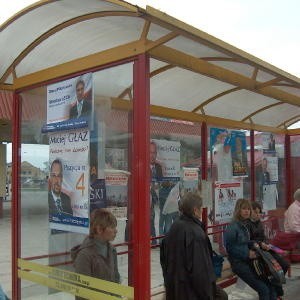 Wszystkie przystanki autobusowe okeili już swoimi plakatami kandydaci do parlamentu