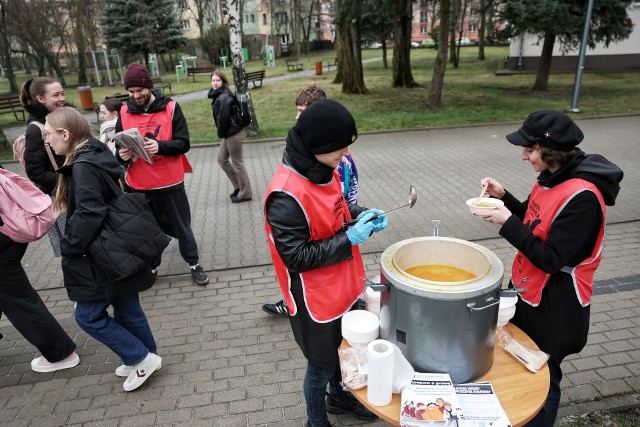 Studenci chcą pokazać tym gestem, że zapewnienie studentom tanich stołówek nie jest takie trudne.