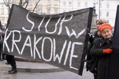 Na zdjęciu archiwalnym protest mieszkanców Mogiły i Rybitw. W 2009 na konferencji prasowej podczas której, ogłoszono lokalizację spalarni odpadów w rejonie ul. Giedroycia, fot. Anna Kaczmarz