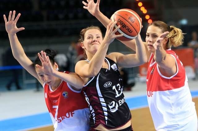 Weronika Gajda (z piłką) zdobyła we wczorajszym meczu 19 punktów