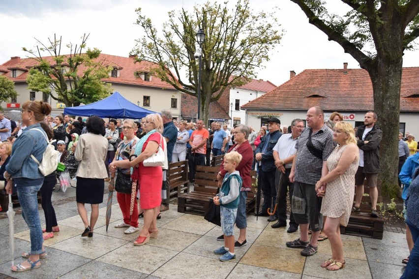 Seniorzy na koncercie Waweli. Krzeszowickie integracje z tańcami przed sceną [ZDJĘCIA]