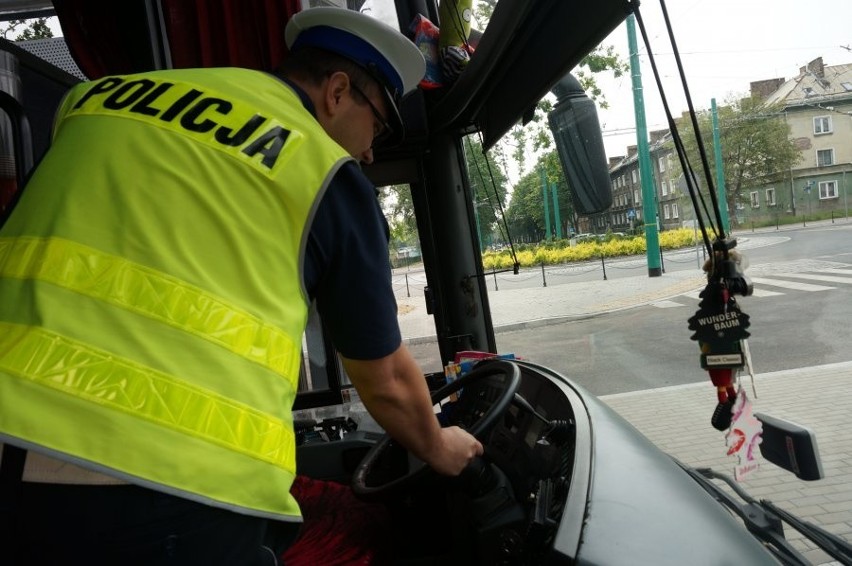 Tychy: policjanci skontrolowali autokary wożące dzieci na wycieczki