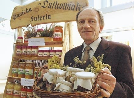 Remigiusz Dutkowiak z Sulęcina i jego miody, wśród których jest wielokwiatowy łąkowy nagrodzony "Perłą&#8221; na Targach Polagra Farm 2004