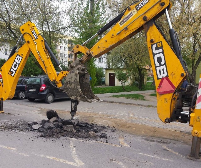 Awaria wodociągowa pozbawiła wody mieszkańców trzech bloków przy ulicy Olsztyńskiej w Radomiu. Na miejscu pracują ekipy naprawcze.