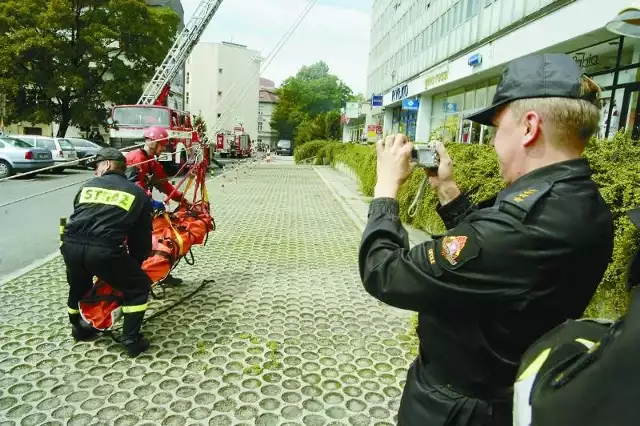 Zdaniem strażaków akcja w biurowcu przy ul. Ozimskiej przebiegła bez zarzutu - manekiny udało się bezpiecznie sprowadzić na ziemię. Czy tak samo byłoby w przypadku realnego zagrożenia?