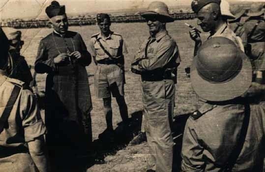 Tę fotografię W. Szpara przechowuje jak relikwię. Na zdjęciu: generał Anders (z papierosem), w środku generał Sikorski i biskup Gawlina.