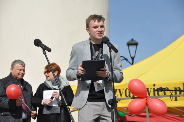 Na pierwszym planie Krystian Korba, jeden z organizatorów Szydłowieckiego Marszu Życia.
