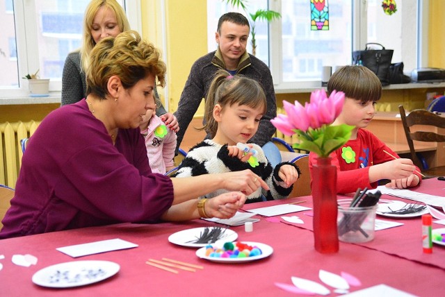 Podczas Dnia Otwartego w „dziewiątce” dzieci mogły wziąć udział w zajęciach plastycznych razem ze swymi rodzicami.