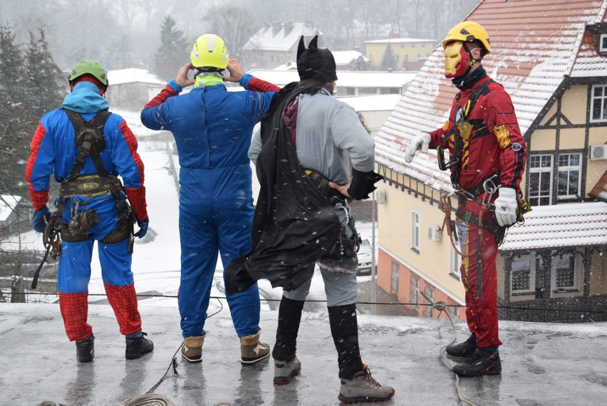 Alpiniści weszli na dach szpitala a potem zjechali na linach...