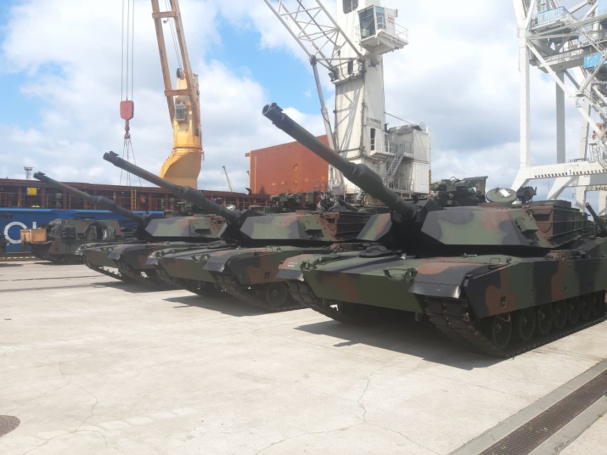 W porcie w Szczecinie wyładowano w środę 14 czołgów Abrams....
