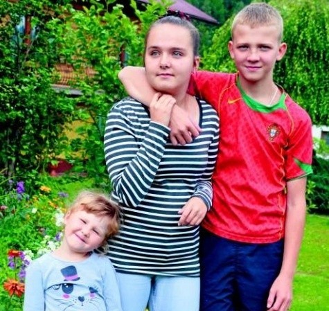 Karolina Tomasiak (w środku) jest wdzięczna bratu Szymonowi (14 lat) za czujność. - Wcześniej to ona opiekowała się małą Izabelą (4 lata). Teraz to Iza pomaga jej w rehabilitacji - zaznacza mama rodzeństwa