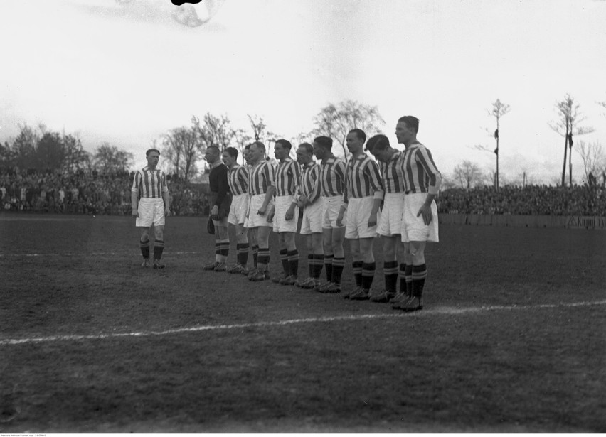 Mecz piłki nożnej Wisła Kraków - Cracovia w Krakowie 1938 r....