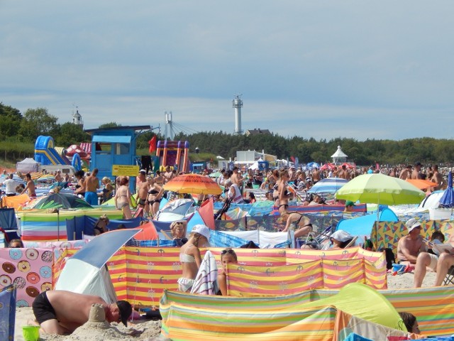 Zmienna pogoda nad morzem. Na plaży obowiązuje czerwona flaga