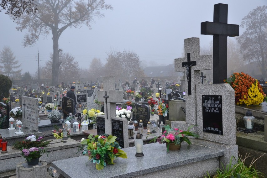 Na lipnowskim cmentarzu już od wczoraj panuje duży ruch. Ludzie odwiedzają groby bliskich.