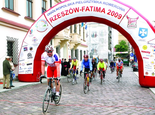 W Rzeszowie rowery są bardzo popularne. Na zdjęciu: start pielgrzymki rowerowej do Fatimy.