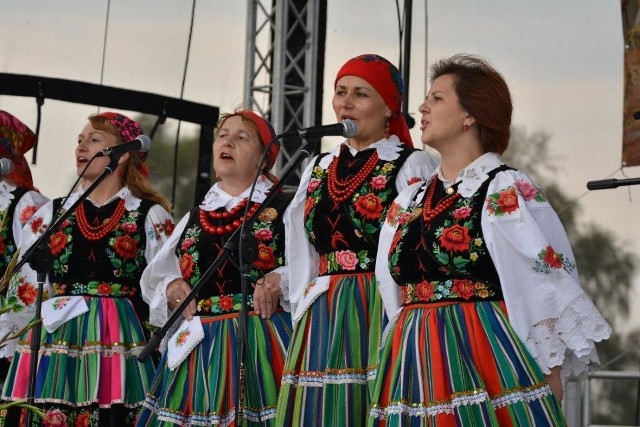 Sobotnie popołudnie (9 września) upłynęło mieszkańcom gminy Szczecinek pod znakiem zabawy dożynkowej. Tegoroczna edycja wydarzenia odbyła się na terenie rekreacyjnym w miejscowości Marcelin. Tam też ulokowano scenę, namioty z ławami dla uczestników oraz liczne stoiska serwujące miejscowe specjały i napoje. Pod sceną ustawiono też cztery ogromne wieńce dożynkowe, rywalizujące w konkursie o tytuł najpiękniejszego. Organizatorzy wydarzenia – Przewodniczący Rady Gminy Szczecinek Henryk Wyszomirski oraz Wójt Ryszard Jesionas, dołożyli wszelkich starań, aby całość została zapięta na ostatni guzik.Choć mijające lato było dla rolników wyjątkowo ciężkie, witający zebranych wójt, nie miał wątpliwości, że mieszkańcy gminy nadal mają wiele powodów do wdzięczności i zjednoczeni dożynkowym duchem, pośpieszą z pomocą tym sąsiadom, których zboże nie zostało jeszcze zebrane.Święto Plonów rozpoczęła uroczysta msza święta, a zaraz po niej odbył się dobrze znany ceremoniał dożynkowy. Jak co roku przewodniczyli mu starosta i starościna, którymi tym razem obwołano państwa Marię Pakos i Ryszarda Onyszkiewicza. Jak mogliśmy się dowiedzieć to gospodarze z ponad trzydziestoletnim doświadczeniem, którzy dziś, jako zasłużeni emeryci prowadzą gospodarstwo ogrodniczo – pszelarskie, w którym zajmują się uprawą warzyw oraz prowadzeniem pasieki. - Przynosimy chleb wypieczony z mąki z tegorocznych zbiorów, krajcie go i dzielcie gospodarze. Nie za dużo, nie za mało, tak by wszystkim go stało! - zwrócili się do wójta starostowie, przekazując na jego ręce bochny chleba wypieczone ze zboża z tegorocznych zbiorów. Zgodnie zaś z tradycją ten przyjął je z wdzięcznością, a następnie wyruszył w tłum zgromadzonych, aby każdemu dać szansę na spróbowanie wypieku.Bardzo miłym punktem uroczystości było wręczenie czterem rolnikom odznaki honorowej Zasłużony dla Rolnictwa. Panowie: Jan Lis, Jan Rossa, Arkadiusz Kot oraz Józef Pabisiak, nie kryli dumy z powodu wyróżnienia, ale i lekkiej tremy spowodowanej publicznym występem.O oprawę muzyczną wydarzenia zadbały lokalne zespoły muzyczne, a Turowianki z Turowa, przygotowały nawet specjalną gawędę dożynkową. Całość zamknęła zabawa taneczna, która trwała do późnych godzin wieczornych.