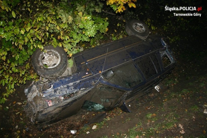Wypadek w Tarnowskich Górach ZDJĘCIA Kierowca oOmijał pijanego pieszego i sam wpadł do rowu