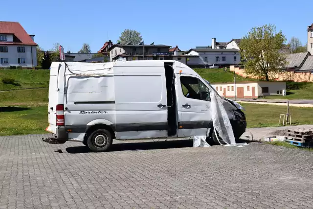 Kilkanaście dni, pod okiem miasteckich policjantów, przy nowo budowanym skateparku stał zniszczony bus.