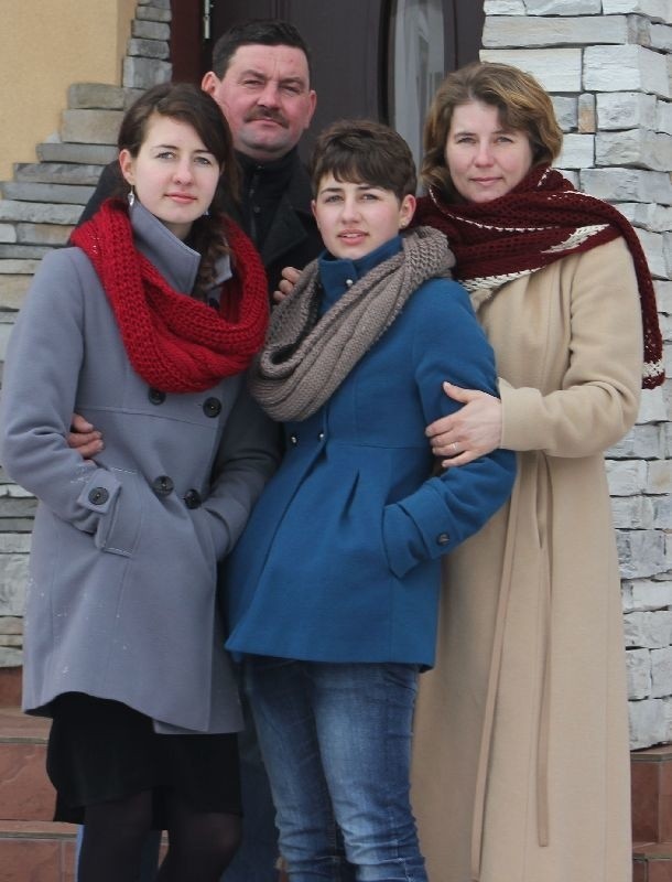 Rodzina na tle domu: córki Julia - z lewej i Wiktoria oraz...