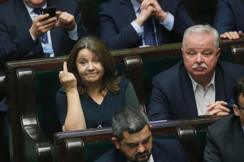 Sejm: 2 mld zł dla TVP. Joanna Lichocka pokazała środkowy palec opozycji? KO wnosi o ukaranie posłanki PiS