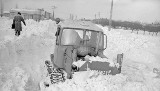 Trochę śniegu i już kłopot. Zobaczcie, jaka była zima stulecia. Zdjęcia z 1978/1979: gigantyczne zaspy i zasypane auta