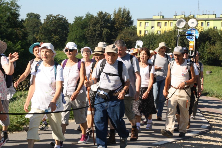 Oświęcimscy pątnicy w pięciu grupach z dekanatów:...