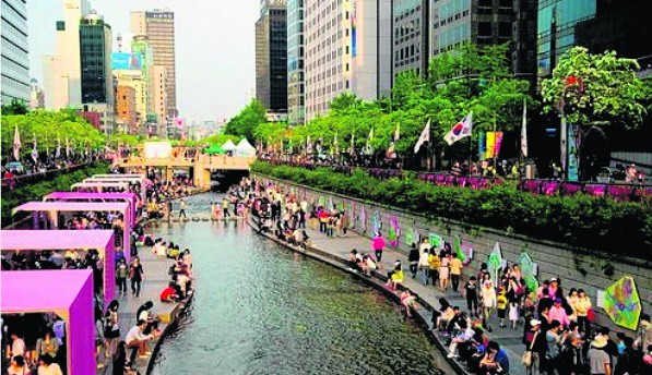 Zrewitalizowany strumień Cheonggyecheon w Seulu