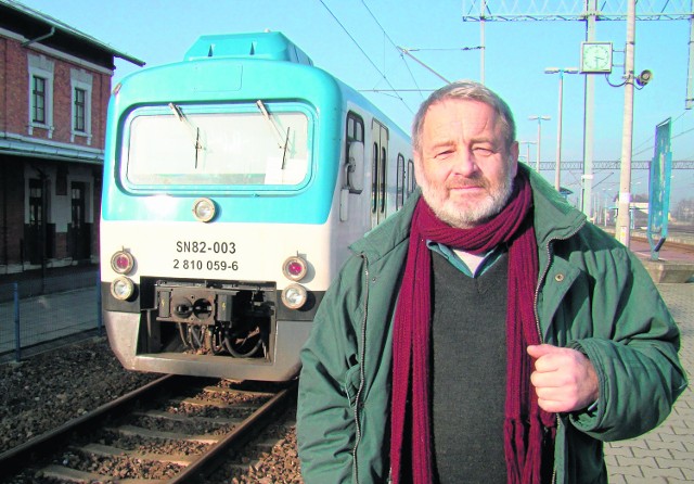 Radny powiatowy Zbigniew Jurczak uważa, że transport drogowy i kolej powinny współpracować. Kolej likwiduje najpopularniejsze połączenia, przez co w efekcie jeździ nią coraz mniej ludzi  - zauważa radny.