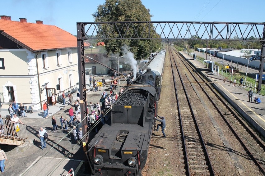 Pociąg retro przyjechał do Biecza i Gorlic. Na peronach czekały na niego tłumy. W wagonach na trasie przejażdżki chętnych więcej niż miejsc