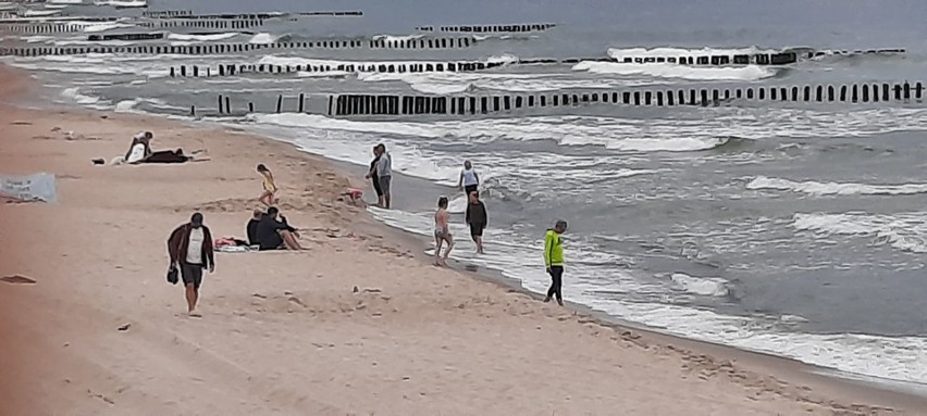 Deszczowe popołudnie w Mielnie. Nie brakuje spacerowiczów [ZDJĘCIA]