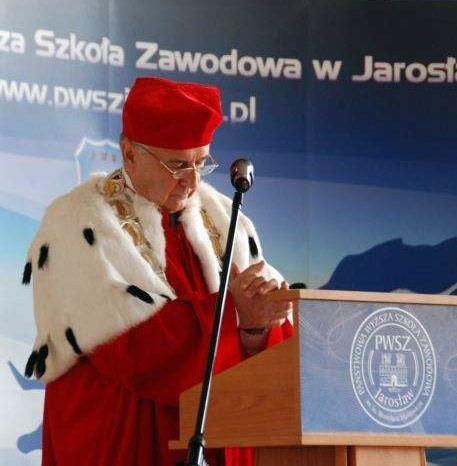 Prof. Zbigniew Makieła, rektor PWSZ w Jarosławiu,przystąpił do uzdrawiania sytuacji na uczelni. Dzisiaj odsunął ze stanowisk dwie kluczowe postacie z władz w szkole.