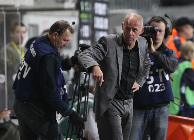 51-letni Dariusz Pasieka (na zdjęciu jako trener Arki Gdynia) ubiera się podobnie jak Joachim Loew, którego reprezentację rozpracowuje od lat.
