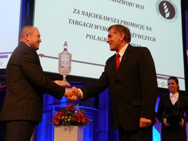 Minister Rolnictwa i Rozwoju Wsi Marek Sawicki (z prawej) wręcza puchar wicemarszałkowi zachodniopomorskiemu Janowi Krawczukowi.