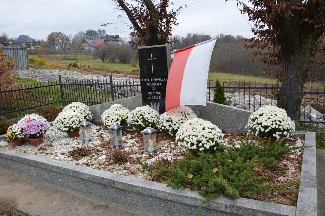 Kwiaty na Grobie Nieznanego Żołnierza na cmentarzu w Mogilanach