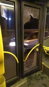 Wybili szybę w autobusie i pobili pasażera. Trzeci z bandytów zatrzymany