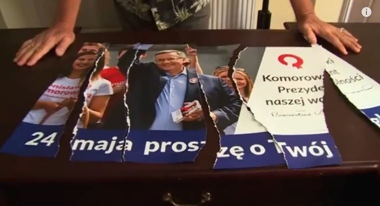 Wojciech Cejrowsk niszczy plakat wyborczy Bronisława...