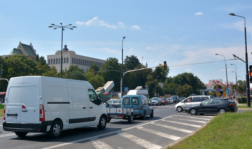 Trwają roboty al. Tysiąclecia. Drogowcy kładą asfalt, autobusy jeżdżą objazdami [ZDJĘCIA]