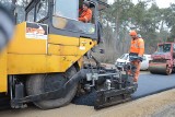 Asfaltują ulice w Ostrowcu. Skończyna Bursztynowa, w kolejce czeka Browarna