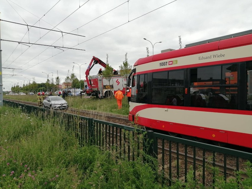 Samochód wpadł na tory tramwajowe na al. Havla w Gdańsku....