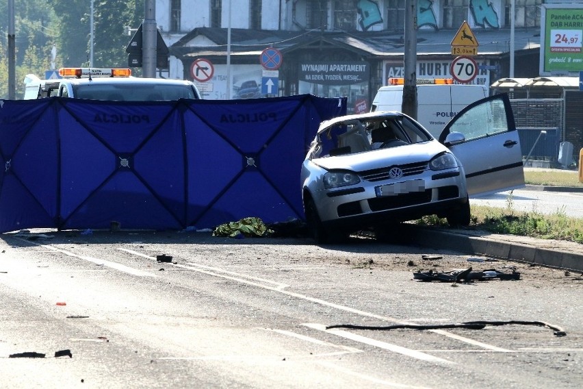 Śmiertelny wypadek na Sobieskiego we Wrocławiu. Nie żyje młody mężczyzna, samochód przecięty na pół [ZDJĘCIA]
