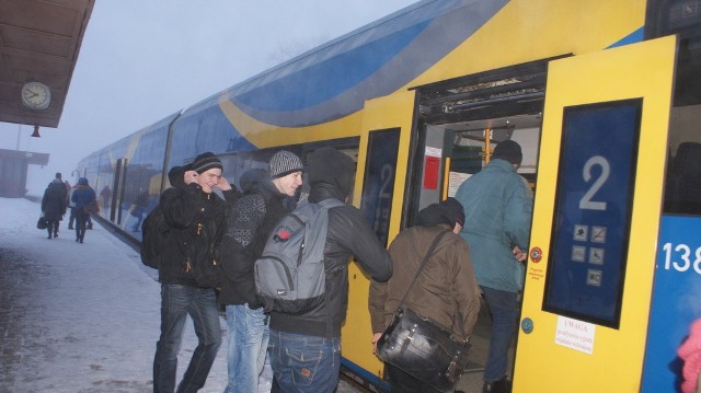 Młodzi ludzie nie zdążą po lekcjach na pociąg o godz. 14.05